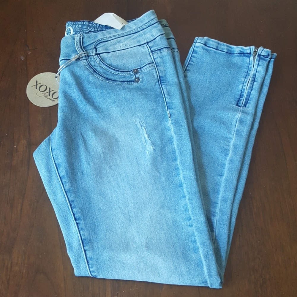 28:08 XOXO Straight Leg Button Fly Ankle Jeans